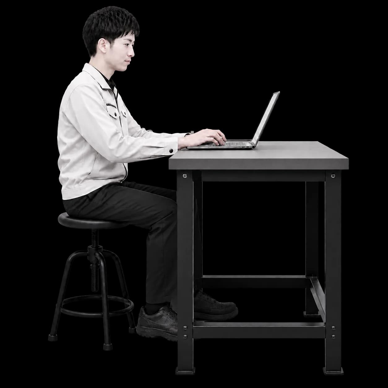 工場勤務から参加したメンバーがパソコンで作業するイメージ